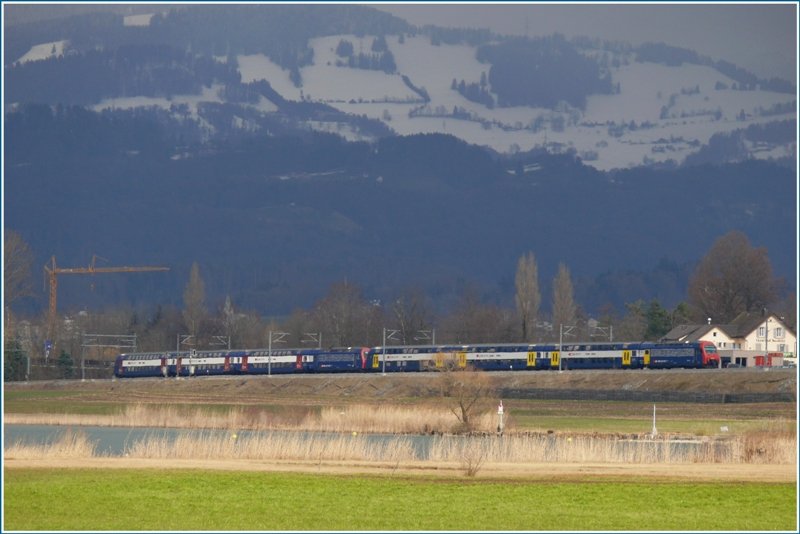 Eine Re 450 Doppeleinheit als S5 aus Rafz kommt ber den Seedamm nach Pfffikon SZ gefahren. Winter und Frhling liegen momentan nah beieinander und wechseln sich stndig ab. (26.03.2009)
