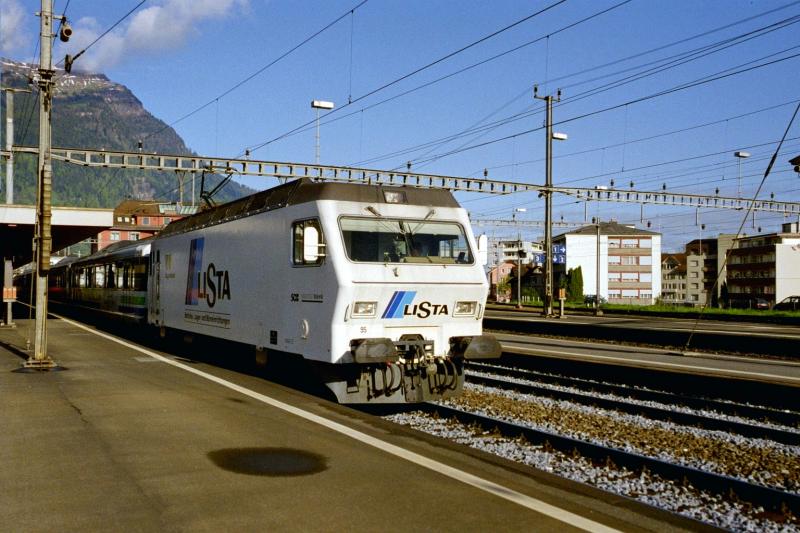 Eine Re 456 mit der Werbeaufschrift  Lista  zieht am 10.5.03 einen Voralpen-Express. Arth-Goldau