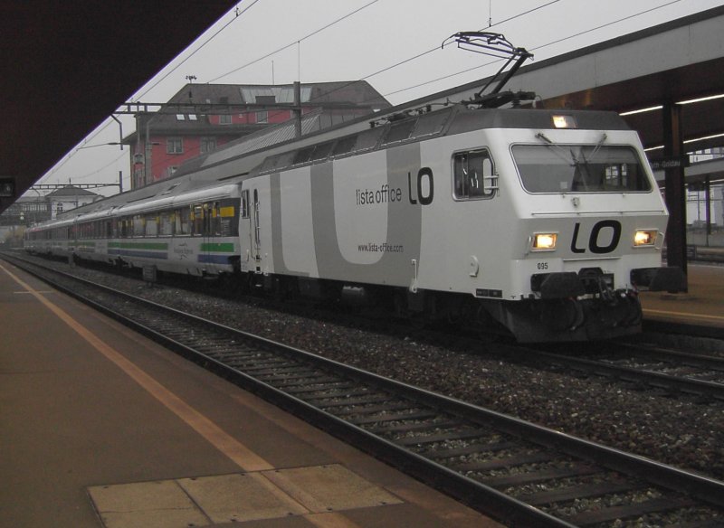 Eine Re 456 der SOB am 03.11.2007 in Arth-Goldau mit einem Voralpen Express.  