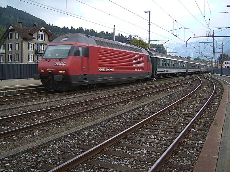 Eine Re 460 bei der Durchfahrt in Brunnen (09.09.2007)