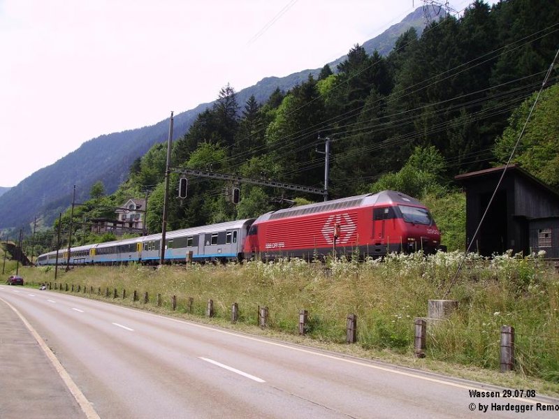 Eine Re 460 durcheilt mit einem CIS-Wagenzug den Bhf Wassen bergwrts.
29.07.08
