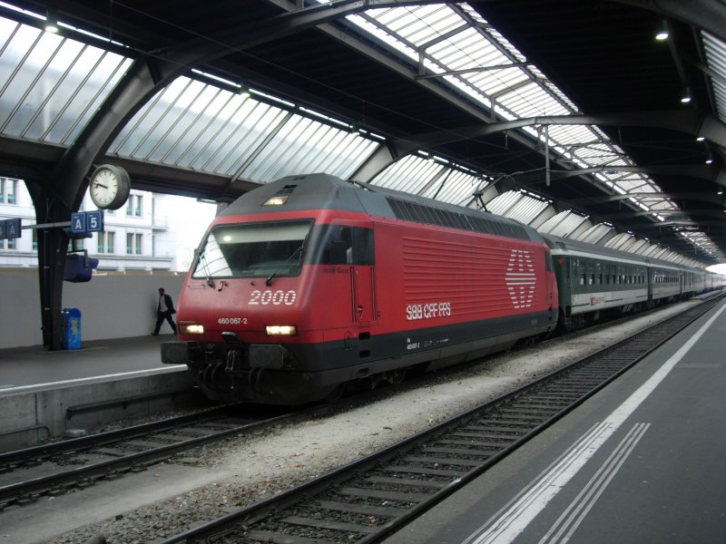 Eine RE 460 fhrt gerade mit einem IC aus Luzern in Zrich HB ein. 10.11.07