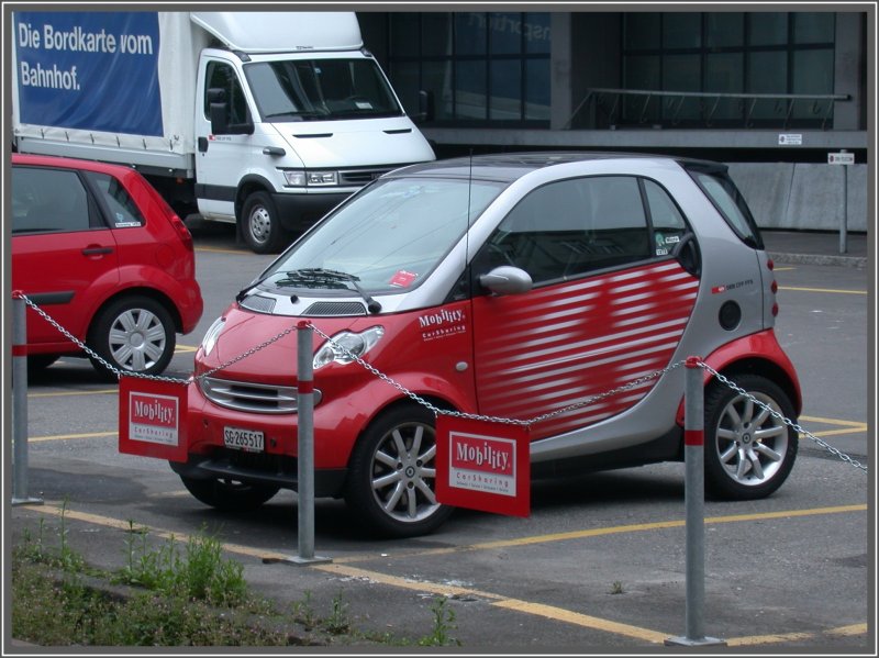 Eine Re 460 im Kleinformat? Ein Smart von Mobility Carsharing am Bahnhof St.Gallen. Standorte fr Mobility-Autos (auch andere Modelle) gibts an allen grsseren Bahnhfen der Schweiz. (07.05.2007)