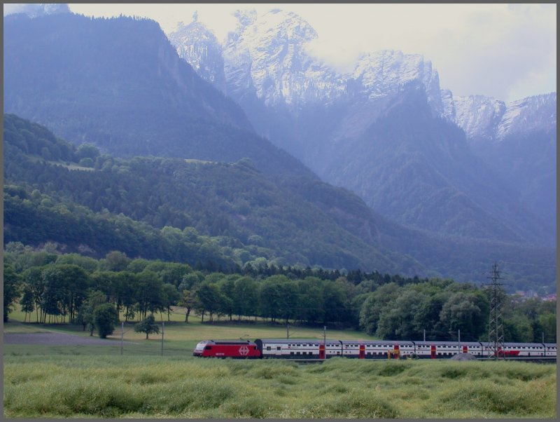 Eine Re 460 mit einem IC2000 Dosto rauscht an Untervaz vorbei. Im Hintergrund Rote Platte und Frhrnli. (30.05.2007)