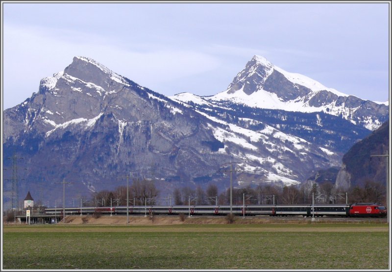 Eine Re 460 mit einem EC eilt durch die Bndner Herrschaft nach Chur, vorbei am Gonzen und Alvier. (26.12.2007)