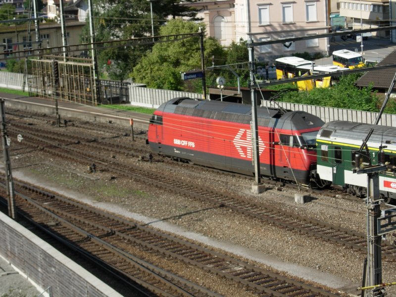 Eine RE 460 mit IC Locarno - Zrich in Erstfeld