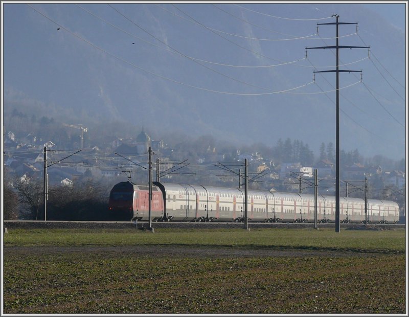 Eine Re 460 schiebt ihren IC2000 an Zizers vorbei Richtung Chur. (28.12.2007)