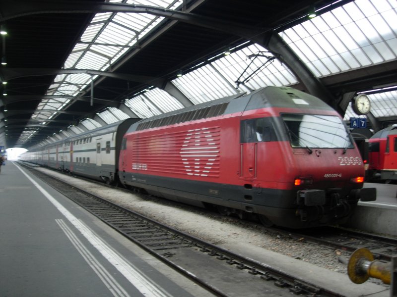 Eine RE 460 steht mit einer Dostokomposition in Zrich Hb. Dieser Zug fhrt als IC Chur-Basel.