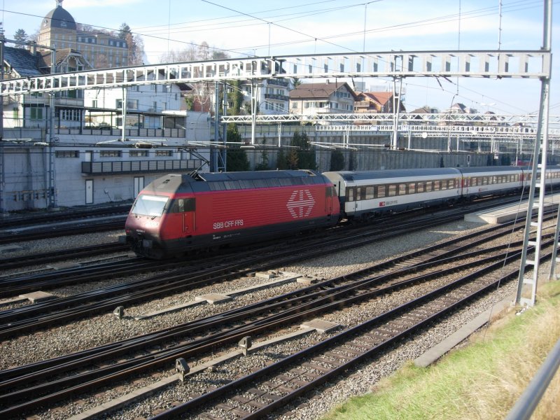 Eine RE 460 stsst gerade einen IC von Brig ber Ltschberg, Bern, Zrich, nach Romanshorn. Hier bei der Einfahrt in den BLS Bahnhof Spiez am 27.11.07