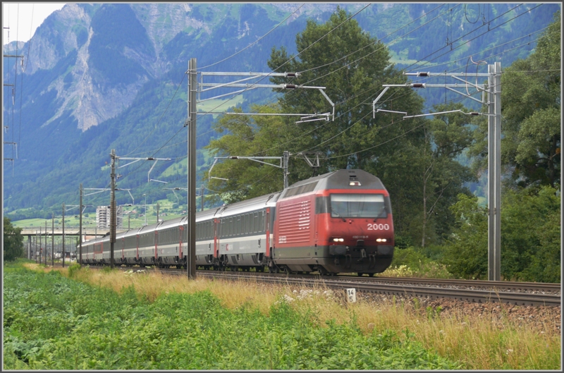 Eine Re 460 zieht den EC 2 von Landqurt nach Chur. Schn zu sehen sind hier die neuen Fahrleitungsausleger, die zur Zeit zwischen den beiden Bahnhfen montiert werden. (08.07.2009)