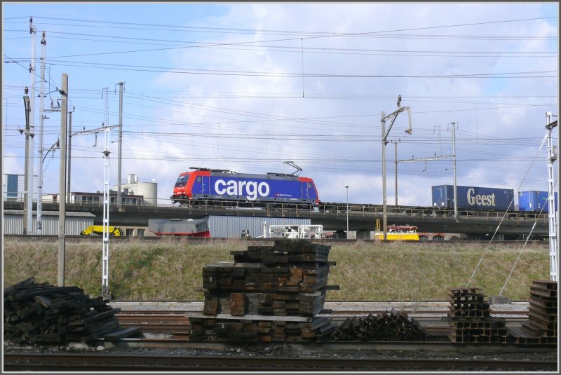 Eine Re 482 von SBB Cargo berquert auf der Sdbahnbrcke den Bahnhof Brugg AG Richtung Gotthard. (18.03.2008)
