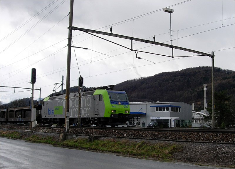 Eine Re 485 der BLS durchfhrt mit einem Gterzug aus Basel Bad Bahnhof den Bahnhof Sevelen. Dieser Zug hat in 5 Minuten sein Ziel Buchs/SG erreicht. 01.03.08