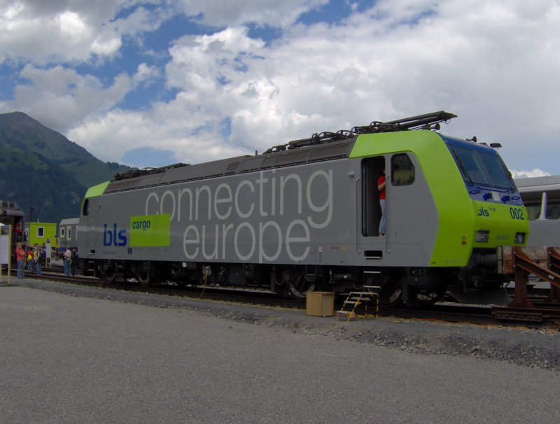 Eine Re 485 der BLS steht ausgestellt in Frutigen an der Ltschberg Nordrampe.