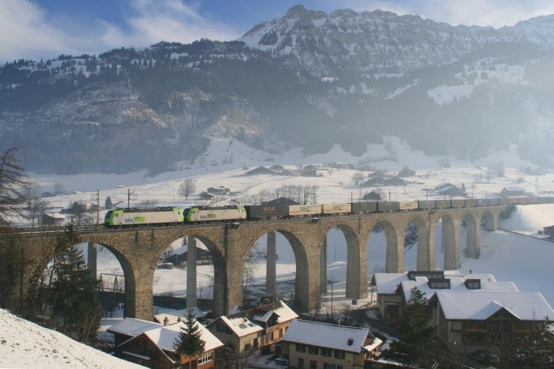 Eine Re 485 Doppeltraktion fhrt talwrts ber das Kander-Viadukt; 16.12.2008