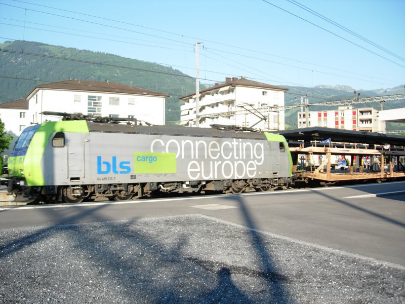 Eine Re 485 durchfhrt mit einem Ganzautozug von Peugot nach Buchs/SG und dann weiter mit einem BB Taurus nach Salzburg Gnigl. Am 01.07.08