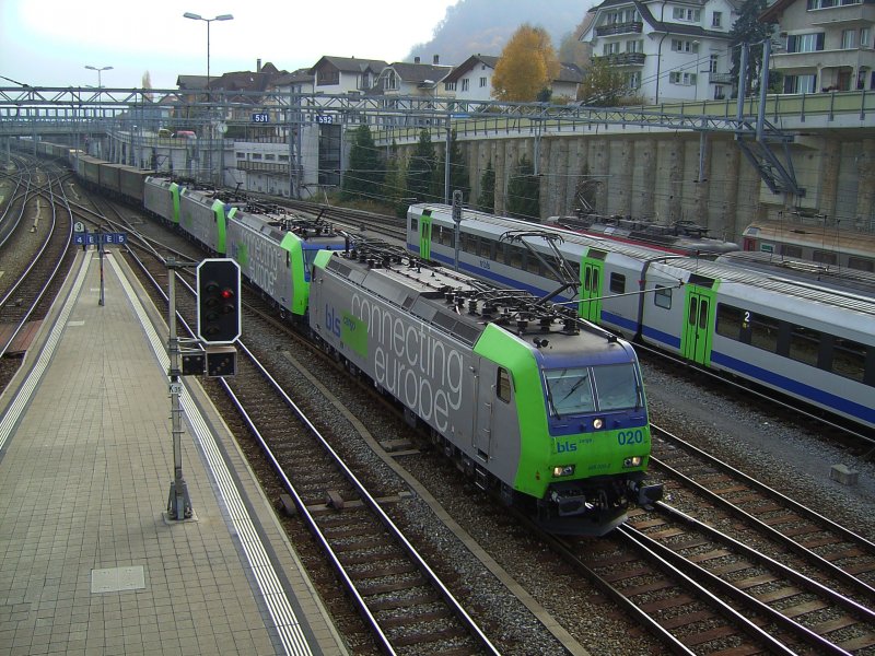 Eine Re 485 Vierfachtraktion am 03.11.2007 bei der Einfahrt in Spiez.  