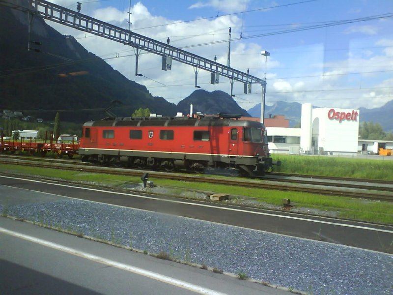 Eine Re 6/6 als Lokzug von Buchs/SG nach Landquart bei der Durchfahrt in Sargans. Am 21.07.08