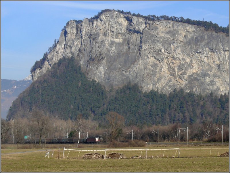 Eine Re 6/6 mit einem Blockzug Shimms (Teleskophaubenwagen) erscheint unterhalb des Ellhorns auf der Verbindungslinie zwischen Trbbach und Sargans. (29.01.2008)