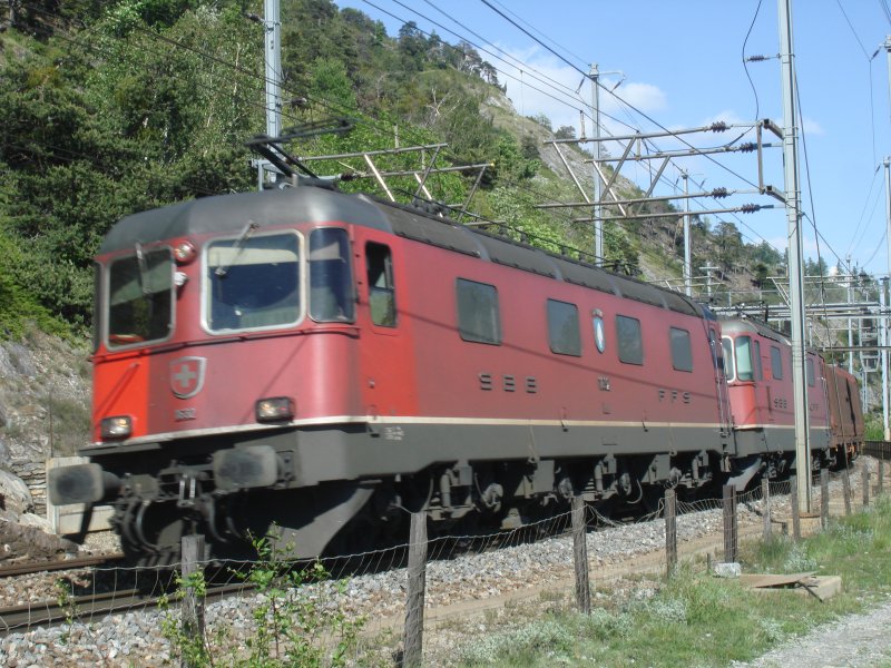 Eine Re 6/6 und eine Re 4/4 II fahren mit ihrem Gterzug, bestehend aus vier(!) Wagen die Ltschberg-Sdrampe hinauf. Aufgenommen kurz vor dem Schluchitunnel zwischen Hohtenn und Ausserberg am 18.5.2007