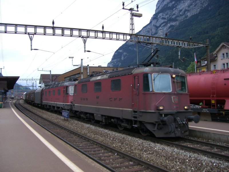 Eine Re10/10 zieht einen schweren Gterzug durch Erstfeld. Dieser wurde ab Erstfeld von einer Re420 ber den Gotthard nachgeschoben (siehe Bilder die Heute eingestellt wurden)! (16.08.2007)