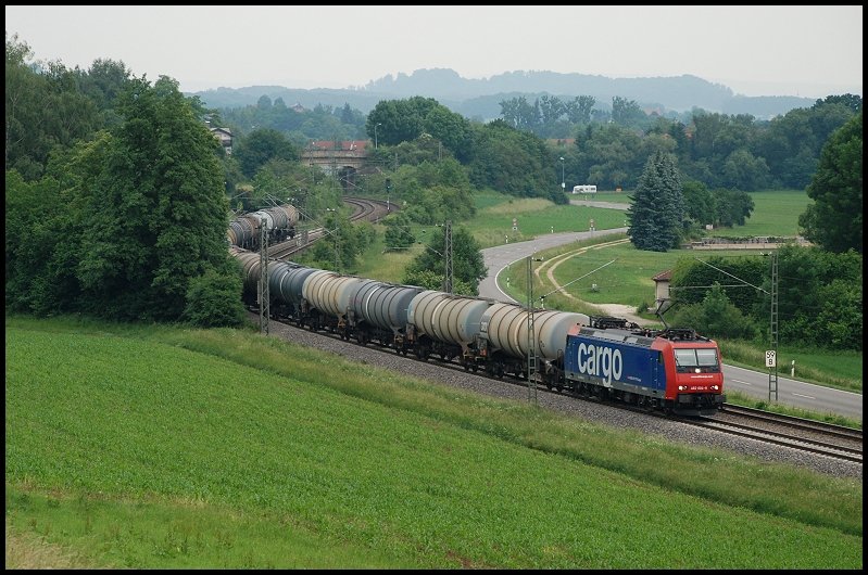 Eine Re482 der SBB-Cargo ist im Juni 2008 mit einem ler nach Basel unterwegs. Aufgenommen bei Mgglingen.