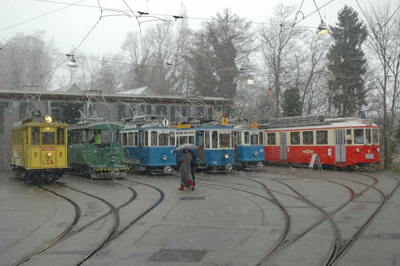 Eine regelrechte Tramparade vor dem Tramdepot gab man nach der Osterhasenfahrt vor dem Depot Burgwies. Die zwei Personen brachte ich nicht vom Bild, da der Rangiertriebwagen in Bewegung (Herausziehen des Be 2/2 2) ist. Von Links: Der Ce 2/2 2 der ehemaligen Limmattalstrassenbahn ,der Rangiertriebwagen Xe 2/2 1905  Hirslanden , der Ce 2/2 176, der Be 2/2 1019 des Vereins  Aktion pro Schsitram , der Ce 2/2 102, der zur Wiederherstellung der Reihenfolge im Museum vor das Depot gestellt wurde sowie der BDe 4/4 10 des VHF. Aufgenommen am 24.3.08 im Schneegestber. Hilfreich war mir auch die Einsamkeit, das heisst ich konnte keinem anderen Fotografen vor die Linse laufen.