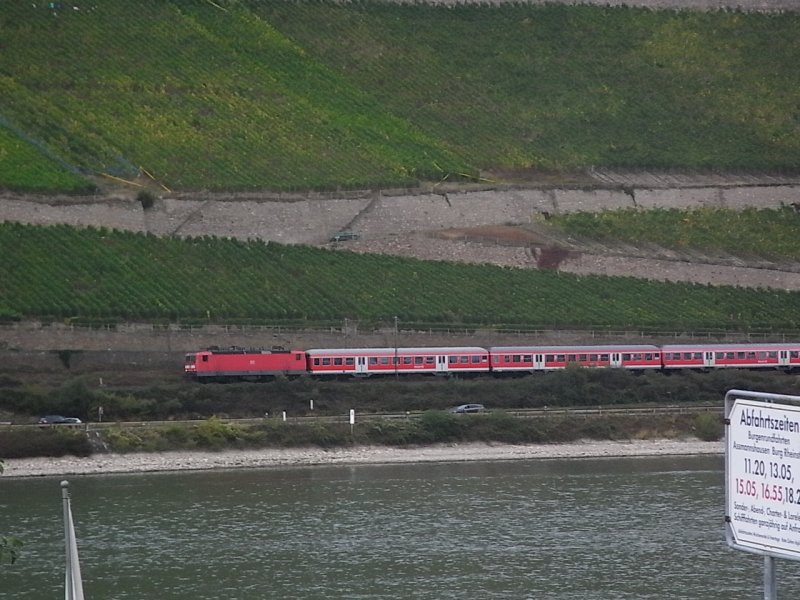 Eine Regionalbahn die am 30.09.2009 gerade Rdesheim (Rhein) verlassen. Endschuldigung, leider ist ins Bild auch ein Abfahrtschild zu einer Fhre hereingekommen.
