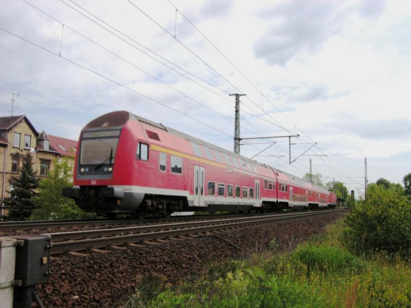 Eine RegionalBahn auf dem Weg von Eisenach nach Bebra am Mittag des 26.05.2006 bei Eisenach - West. Steuerwagen : DABbuzfa 778, geschoben von BR 143.