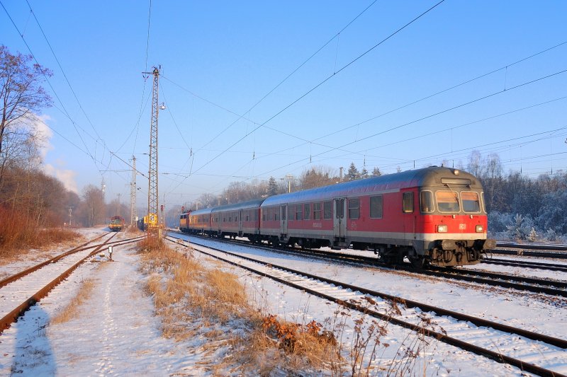 Eine Regionalbahn aus Donauwrth durcheilt den Bahnhof von Neuoffingen. Im Hintergrund die Dampfwolken der Khltrme des KKW Gundremmingen. (Ende Januar 2009).
