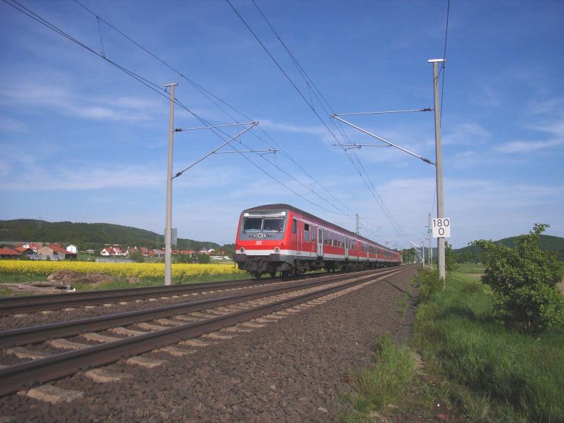 Eine RegionalBahn aus Eisenach am Abend des 19.05.2005 auf dem Weg nach Bebra. (Steuerwagen: Halberstdter mit 2 Scheinwerfern, Bauart Bybdzf, geschoben von BR 143) Aufgenommen bei Eisenach.