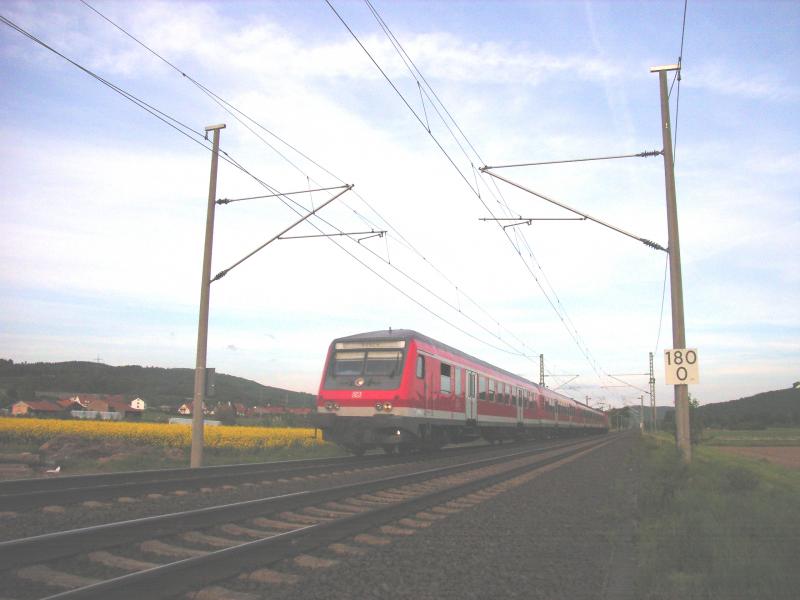 Eine RegionalBahn aus Eisenach am Abend des 19.05.2005 auf dem Weg nach Bebra. (Steuerwagen: Halberst�dter mit 4 Scheinwerfern, Bauart Bybdzf, geschoben von BR 143) Aufgenommen bei Eisenach.