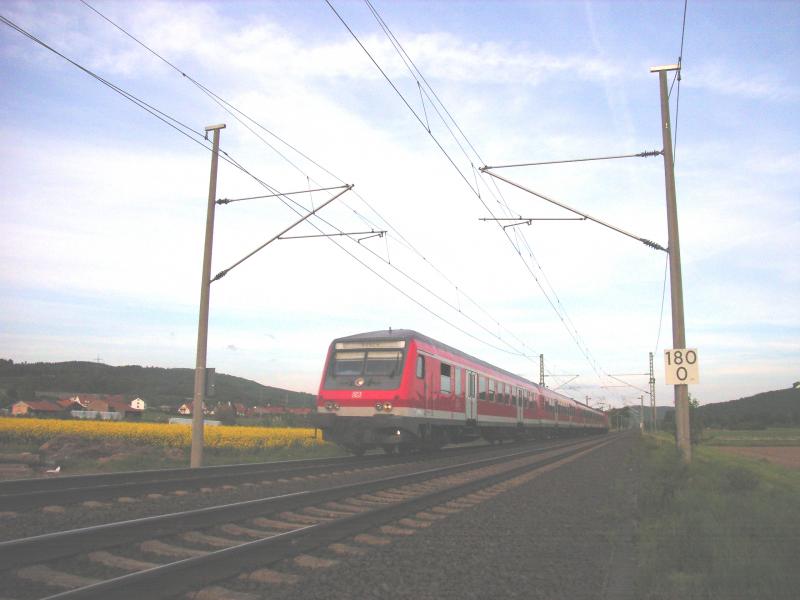 Eine RegionalBahn aus Eisenach am Abend des 19.05.2005 auf dem Weg nach Bebra. (Steuerwagen: Halberstdter mit 4 Scheinwerfern, Bauart Bybdzf, geschoben von BR 143) Aufgenommen bei Eisenach.