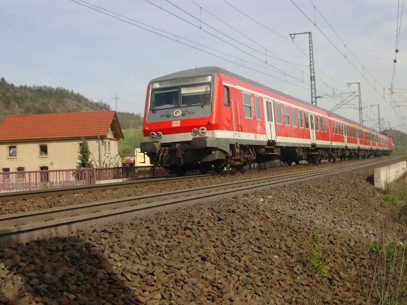 Eine RegionalBahn aus Halle (Saale) am 20.04.2005 kurz vor Erreichen des Endbahnhofes Eisenach. (Steuerwagen: Halberst�dter, Bauart Bybdzf, geschoben von BR 143)
