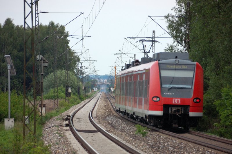 Eine Regionalbahn hat soeben den Haltepunkt Mindelaltheim verlassen und macht sich auf den Weg, die restlichen 49 km bis Augsburg unter die Rder zu nehmen. Nchster Halt: Burgau (Schwaben). 27.06.200 .