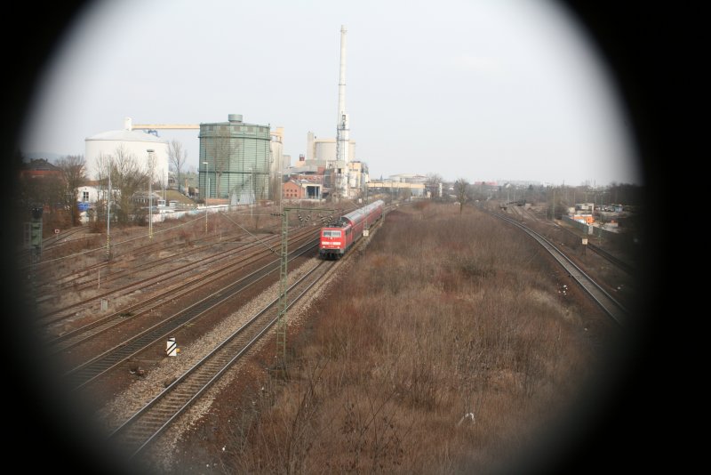 Eine Regionalbahn mal anders fotografiert.Im Hintergrund die alte Zuckerfabrik.