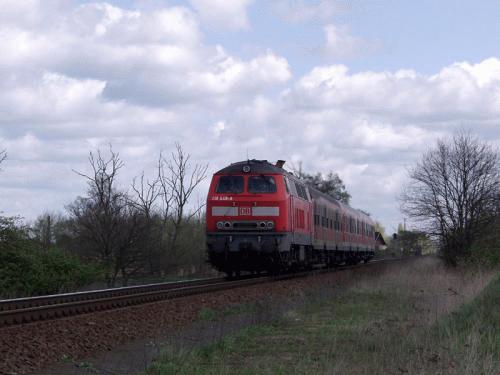Eine RegionalBahn mit einer 218 an der Spitze bei voller Fahrt von Dessau nach Aschersleben.