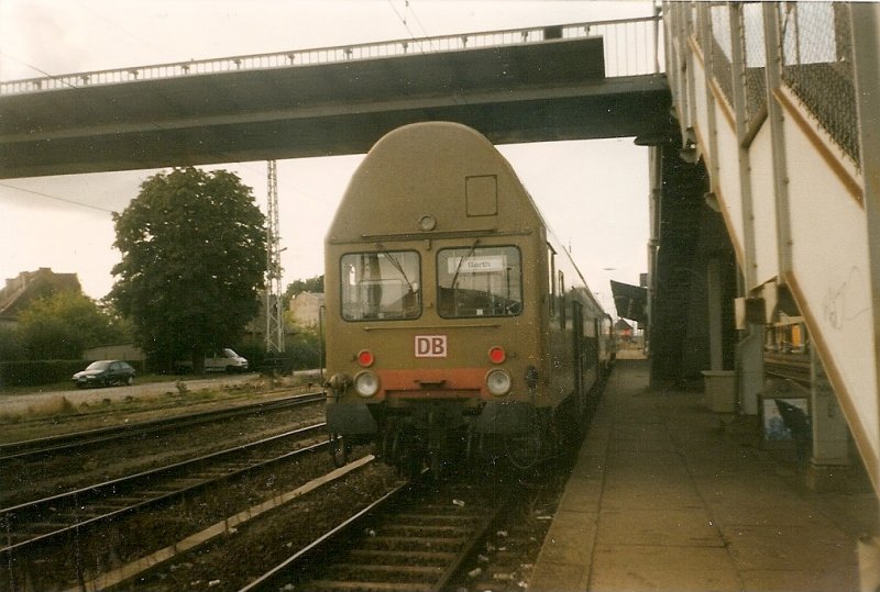 Eine Regionalbahn nach Barth im September 1997 in Greifswald.