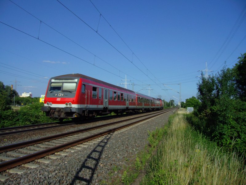 Eine RegionalBahn in Richtung Bingen im Juni 2008. (Steuerwagen: Halberstdter mit 2 Scheinwerfern, Bauart Bybdzf, geschoben von BR 143) Aufgenommen bei Mainz-Mombach, Juni 2008.
