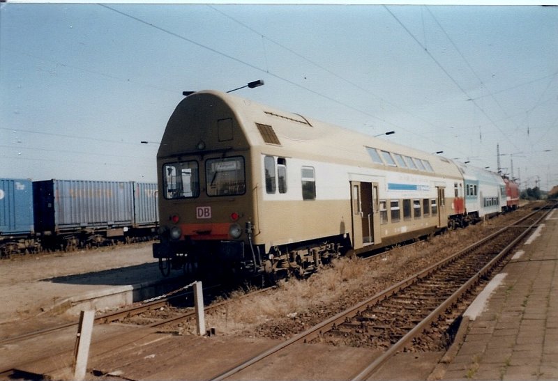 Eine Regionalbahn Velgast-Barth im August 1997 im Bahnhof Velgast.
1997 war der Bahnhof Velgast noch nicht umgebaut.
