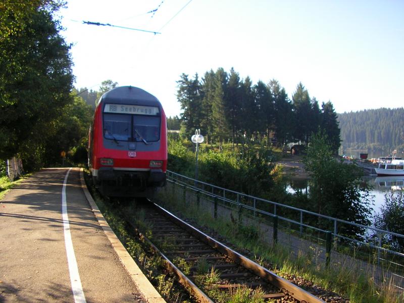 Eine Regionalbahn verlsst den idyllisch an der Dreiseenbahn Freiburg(Breisgau) - Seebrugg gelegenen Bahnhof Schluchsee in Richtung des Endbahnhofs. (Ende August 2005)