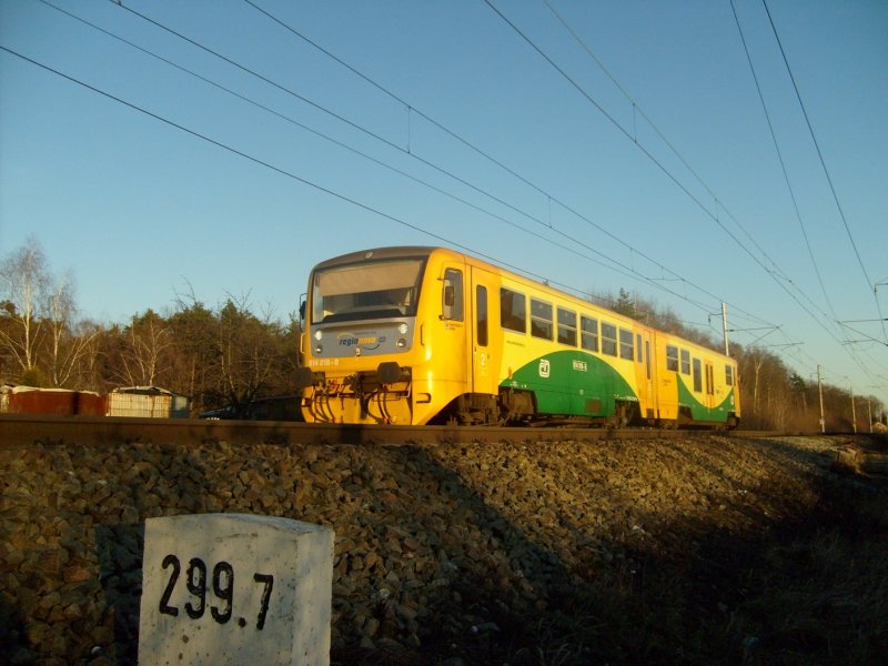 Eine Regionova 814 018 fhrt nach Pardubice. (25.1.2008)