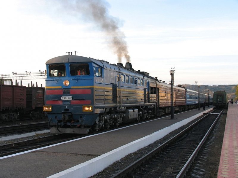 Eine reich qualmende “Halbe Doppellok“ 2TE10U – 282 (2TЗ10y – 0282) mit ein “TsarenGold“-Zug auf Bahnhof Naoesjki (Наушки) am 14-9-2009. Bahnhof Naoesjki ist ein Grenzbahnhof zwischen Russland und Mongolei.