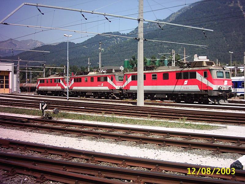 Eine Reihe von 3 Lokomotiven der Reihe 1110 am 12.8.03 in Bludenz