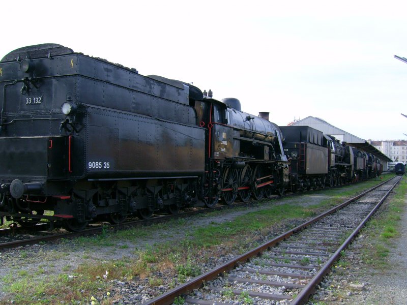 Eine reihe alter BB Dampfloks abgestellt auf dem Frachtenbahnhof des Wiener Sdbahnhofs.