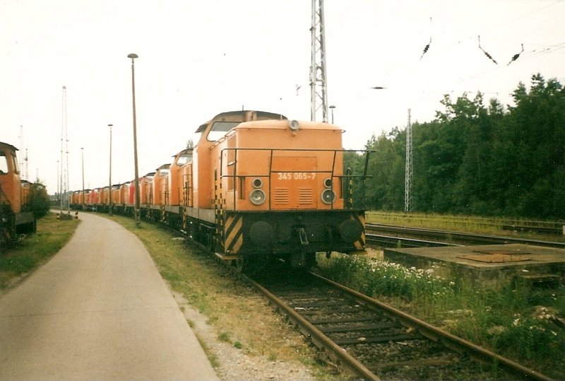 Eine Reihe nicht mehr gebrauchter Rangierloks stehen 1998 im Bw Seddin.