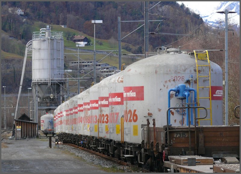 Eine Reihe RhB Zementsilowagen (Mohrenkpfe) in Landquart.(21.11.2007)