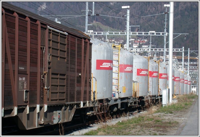 Eine Reihe Zementsilowagen (Mohrenkpfe) in Chur Gterbahnhof. (12.03.2007)