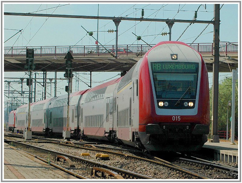 Eine reine Bombardiergarnitur. 18 Steuerwagen und 67 Mittelwagen stehen bei der CFL zur Zeit im Einsatz. Als Zug- bzw. Schubmaschinen kommen 20 Lokomotiven der Reihe 185.1 zum Einsatz, die in Luxemburg als Serie 4000 bezeichnet wird. Die Aufnahme dieses RB auf dem Weg nach Luxemburg Stadt entstand am 26.7.2006 bei der Ausfahrt aus Bettemburg.