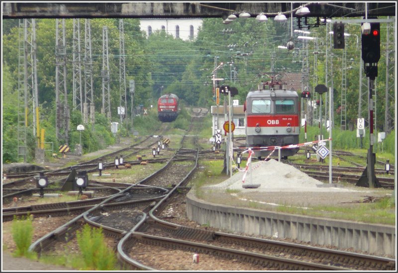 Eine Reise nach Lindau Hbf fhrt unweigerlich ber diesen vierspurigen Damm im Bodensee. Es sind immer wieder Bestrebungen im Gang, diesen Bahnhof aufs Festland zu verlegen, um das Kopfmachen zu umgehen. Lindau wrde allerdings seinen Zentrums- und Hafennahen Bahnhof dann verlieren. 1144 212 wartet auf den IC 119 nach Innsbruck, whrend sich im Hintergrund RB32798 aus Augsburg nhert mit 218 241-8. (26.05.2008)