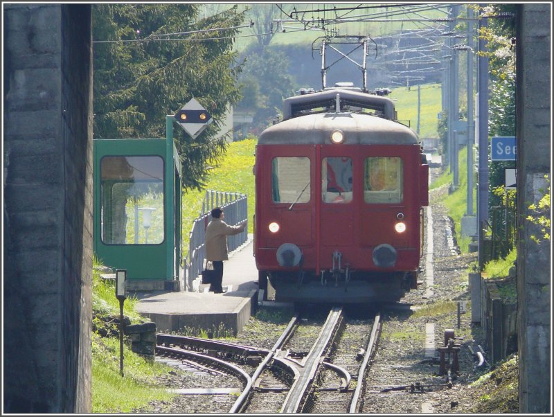Eine Reisende hat den talwrts fahrenden ABDeh 2/4 24 bei der Haltestelle Seebleiche gestoppt. Die Weiche fhrt zu einem Anschlussgleis zur Maschinenfabrik Starag, wo frher tglich Wagen mit grossen Maschinen, verpackt in Holzkisten, das Areal per Bahn verliessen. (28.04.2008)